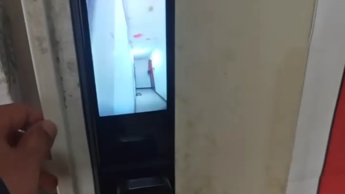 智能门锁可视猫眼屏幕亮起显示门外情况的实拍画面